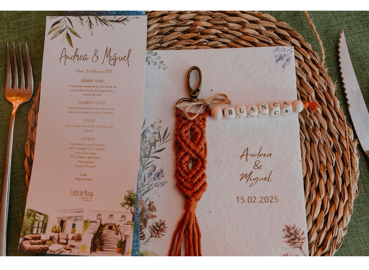 Detalle de boda con llavero de macramé personalizado en mesa de invitados