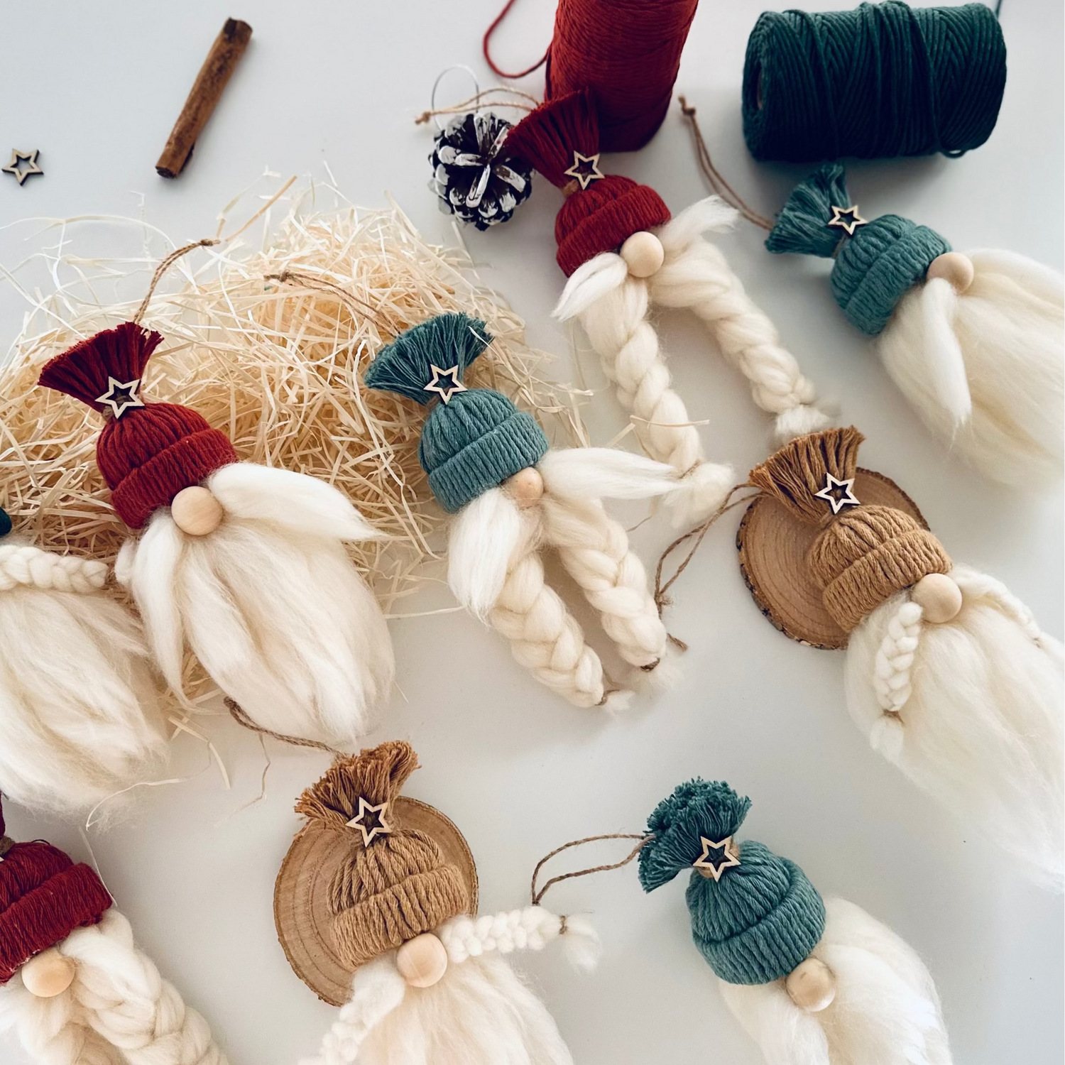 Gnomos navideños artesanales con madera y lana