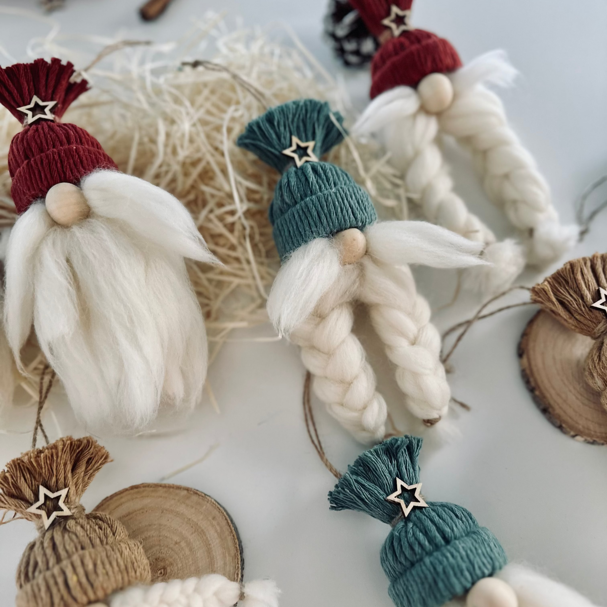 Detalle de gnomos navideños artesanales con madera y lana
