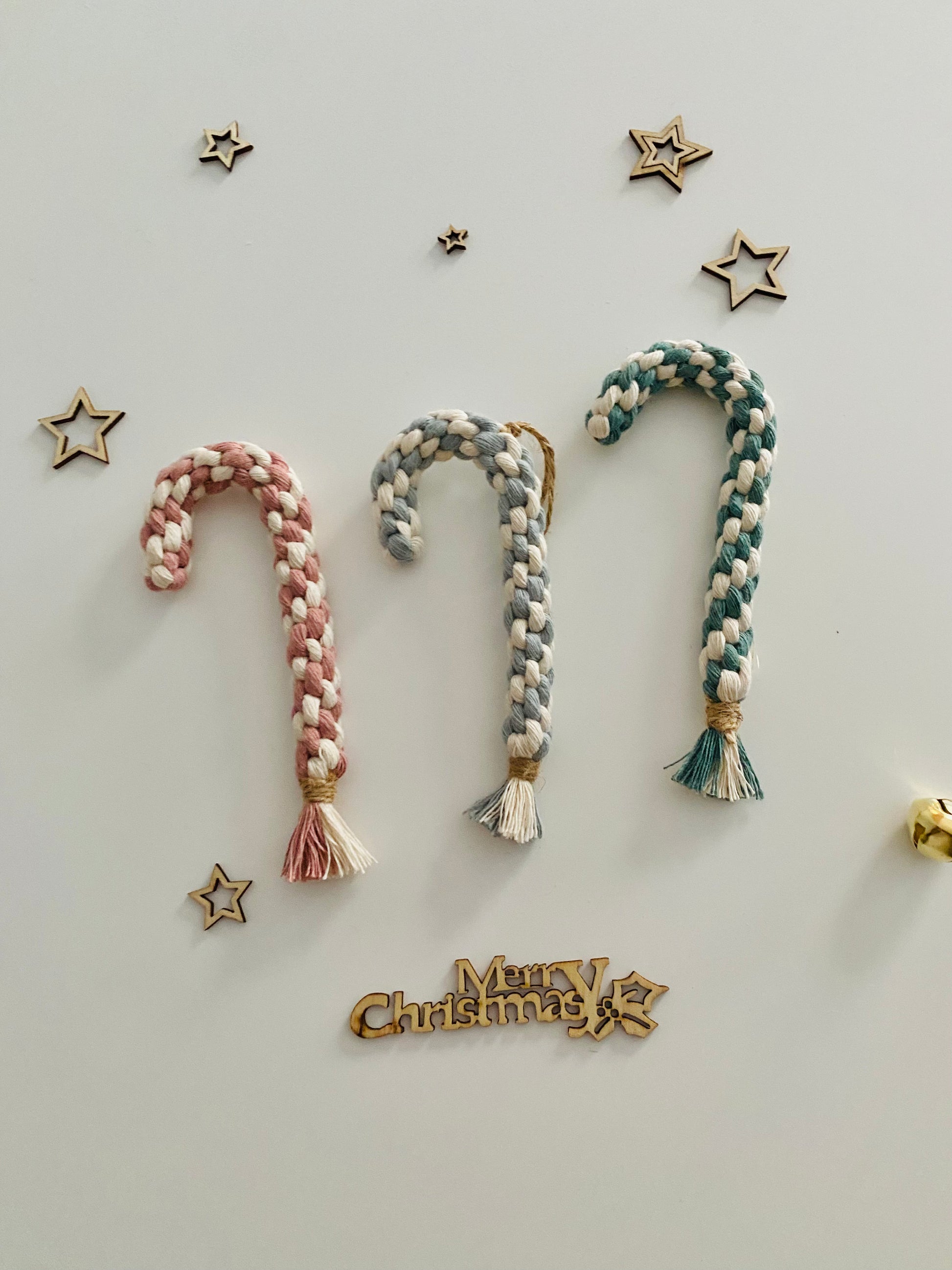 ADORNOS_BASTON_DE_NAVIDAD_BLANCO_Y_ROSA_HECHO_A_MANO_HILO_MACRAME