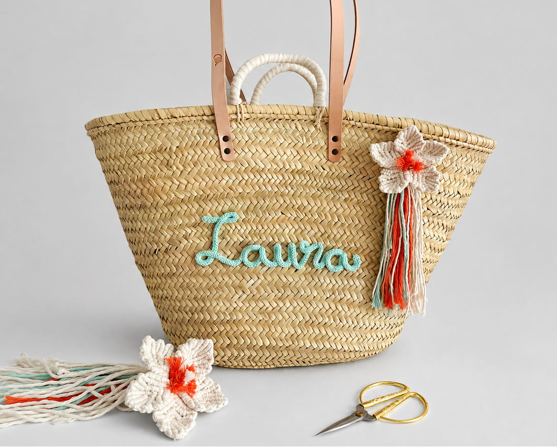 Capazo de playa personalizado con nombre Laura y flor de macramé