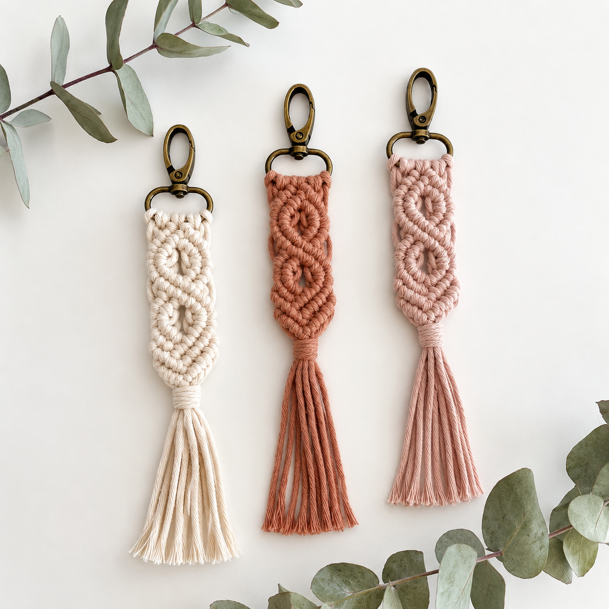 Llaveros de macramé en blanco y tonos rosa para invitados