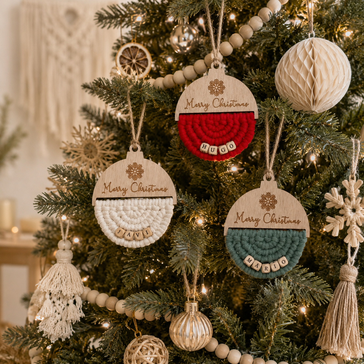 Bolas de Navidad personalizadas con nombre colgadas en el árbol