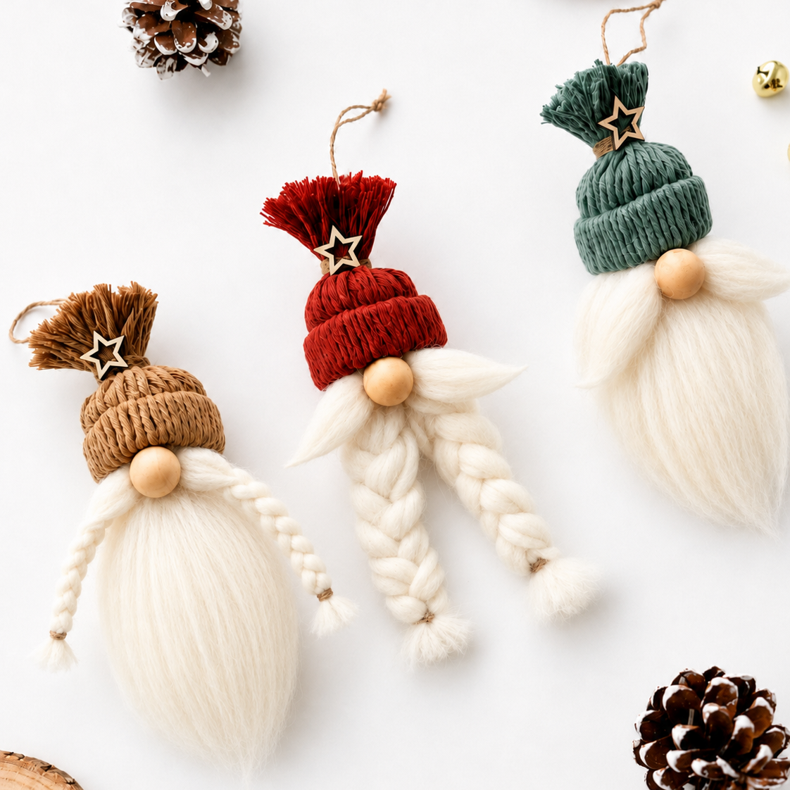 Tres gnomos de Navidad hechos a mano con algodón reciclado y lana