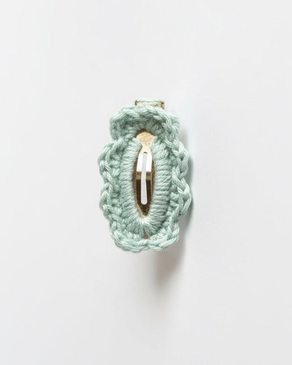 Pinza pelo niña de crochet hecha a mano