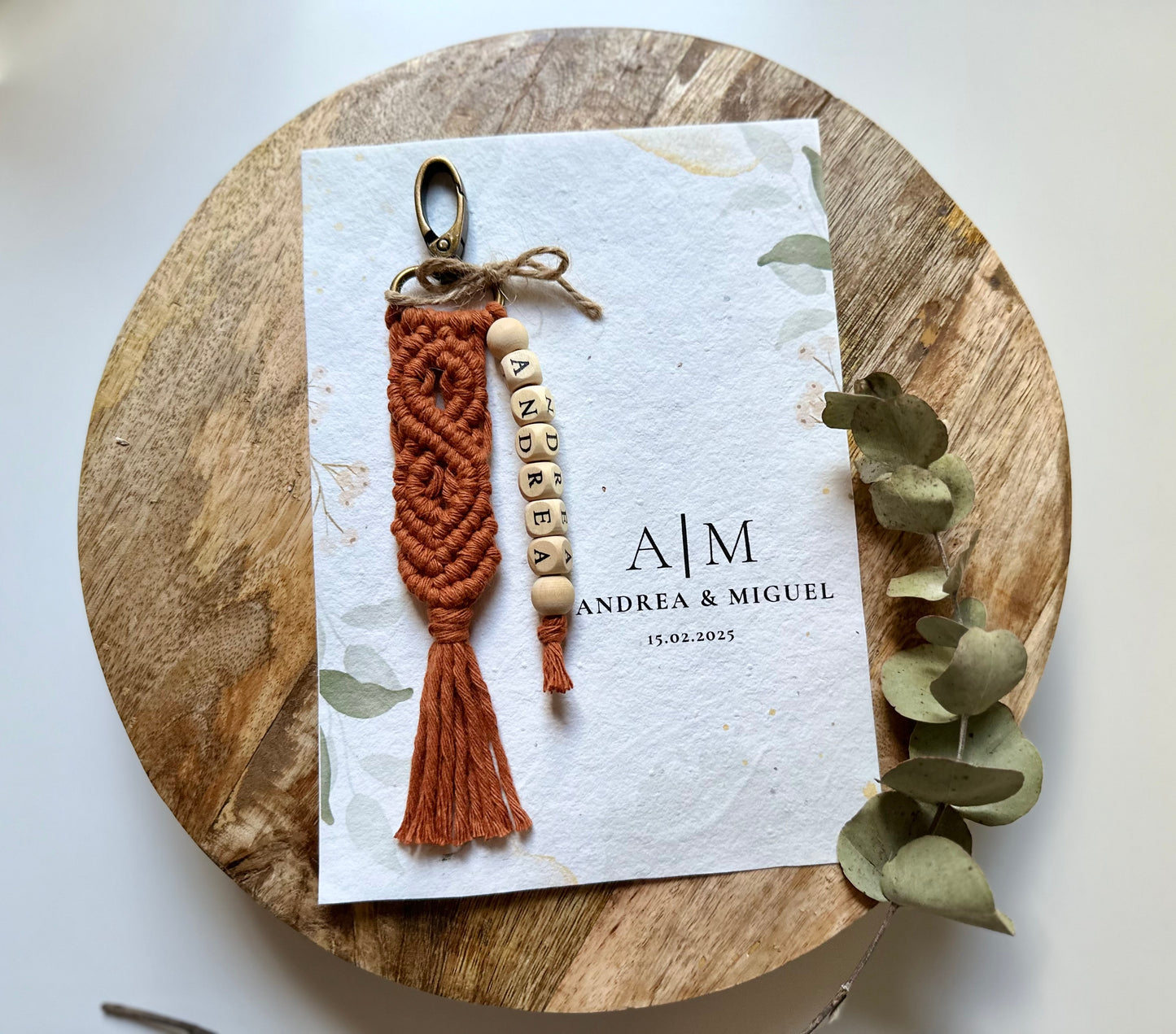 Llavero de Macramé Personalizado para Invitados | Detalle Artesanal para Bodas, Bautizos y Comuniones