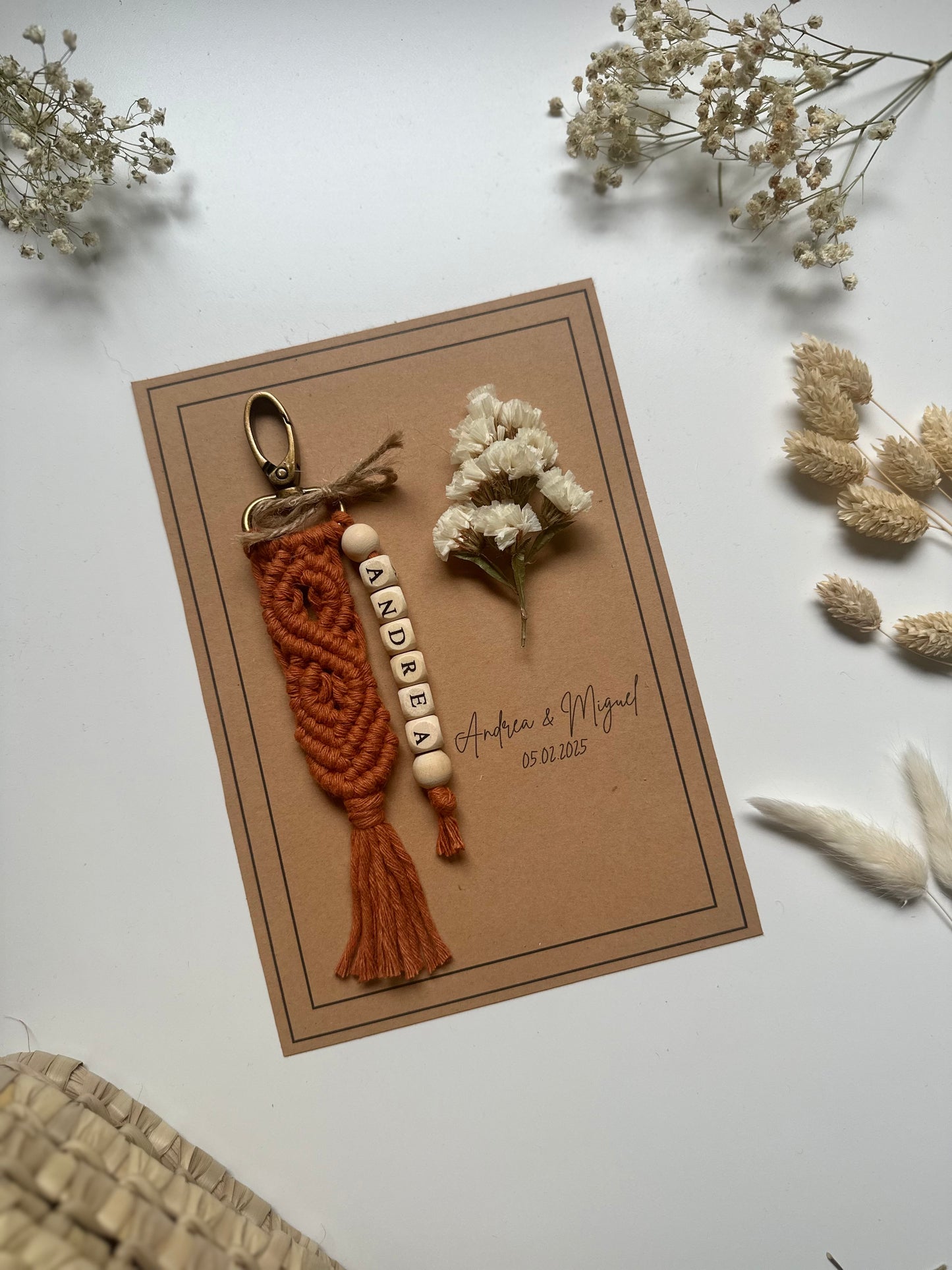 Llavero de Macramé Personalizado para Invitados | Detalle Artesanal para Bodas, Bautizos y Comuniones