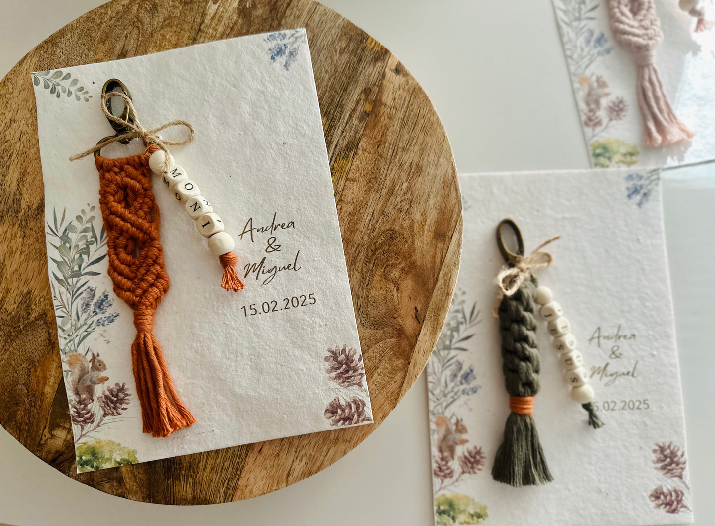 Llavero de Macramé Personalizado para Invitados | Detalle Artesanal para Bodas, Bautizos y Comuniones