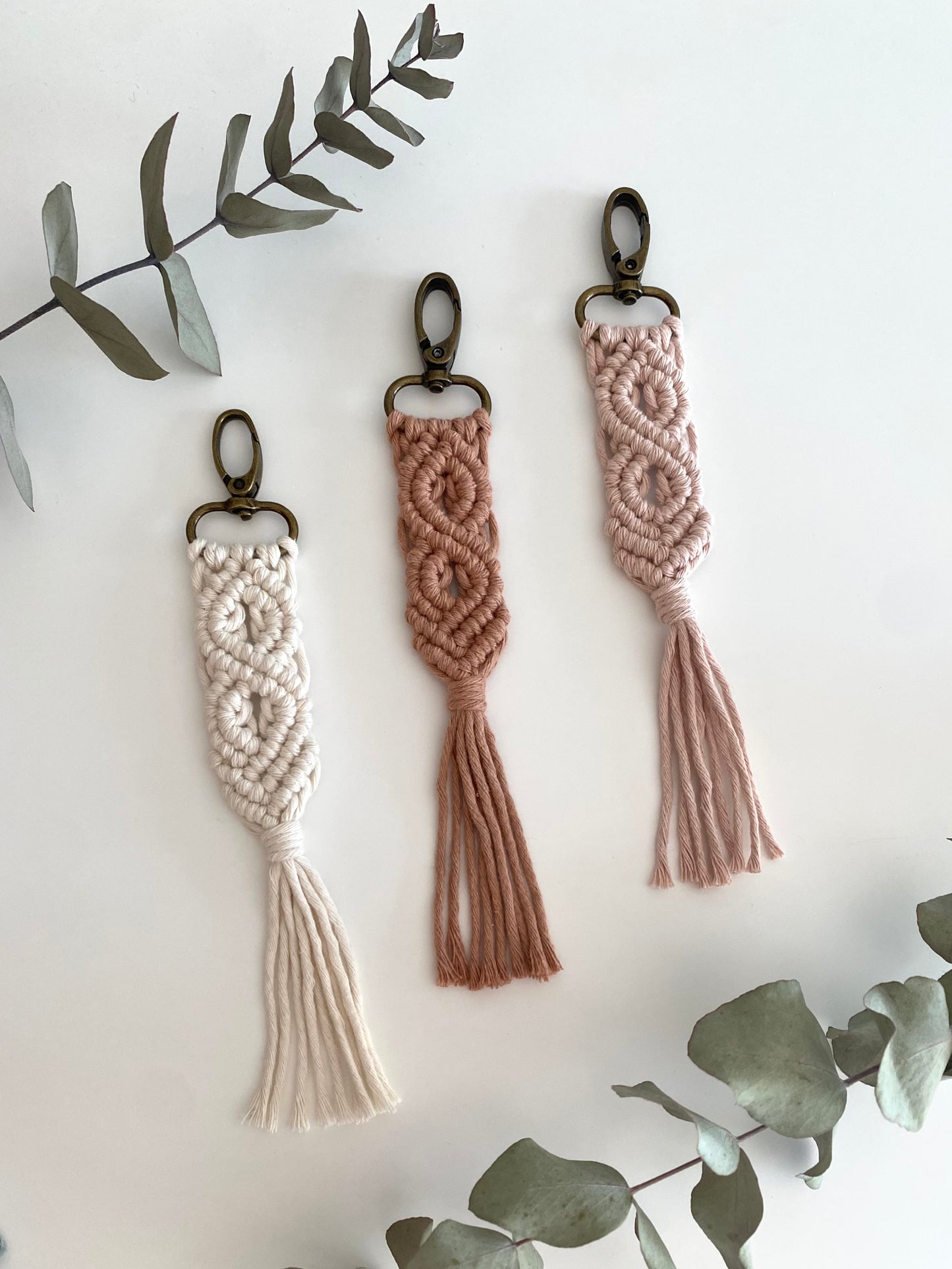 Llavero de Macramé Personalizado para Invitados | Detalle Artesanal para Bodas, Bautizos y Comuniones