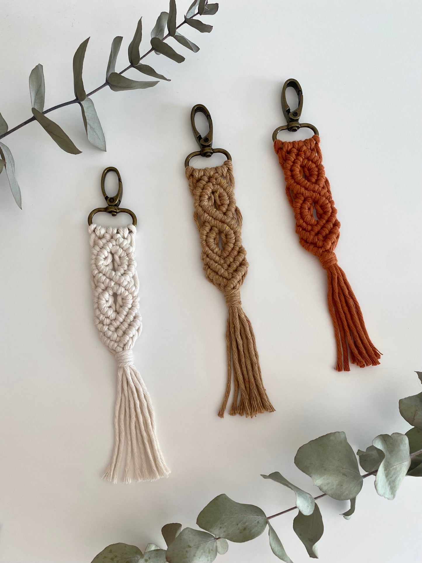 Llavero de Macramé Personalizado para Invitados | Detalle Artesanal para Bodas, Bautizos y Comuniones