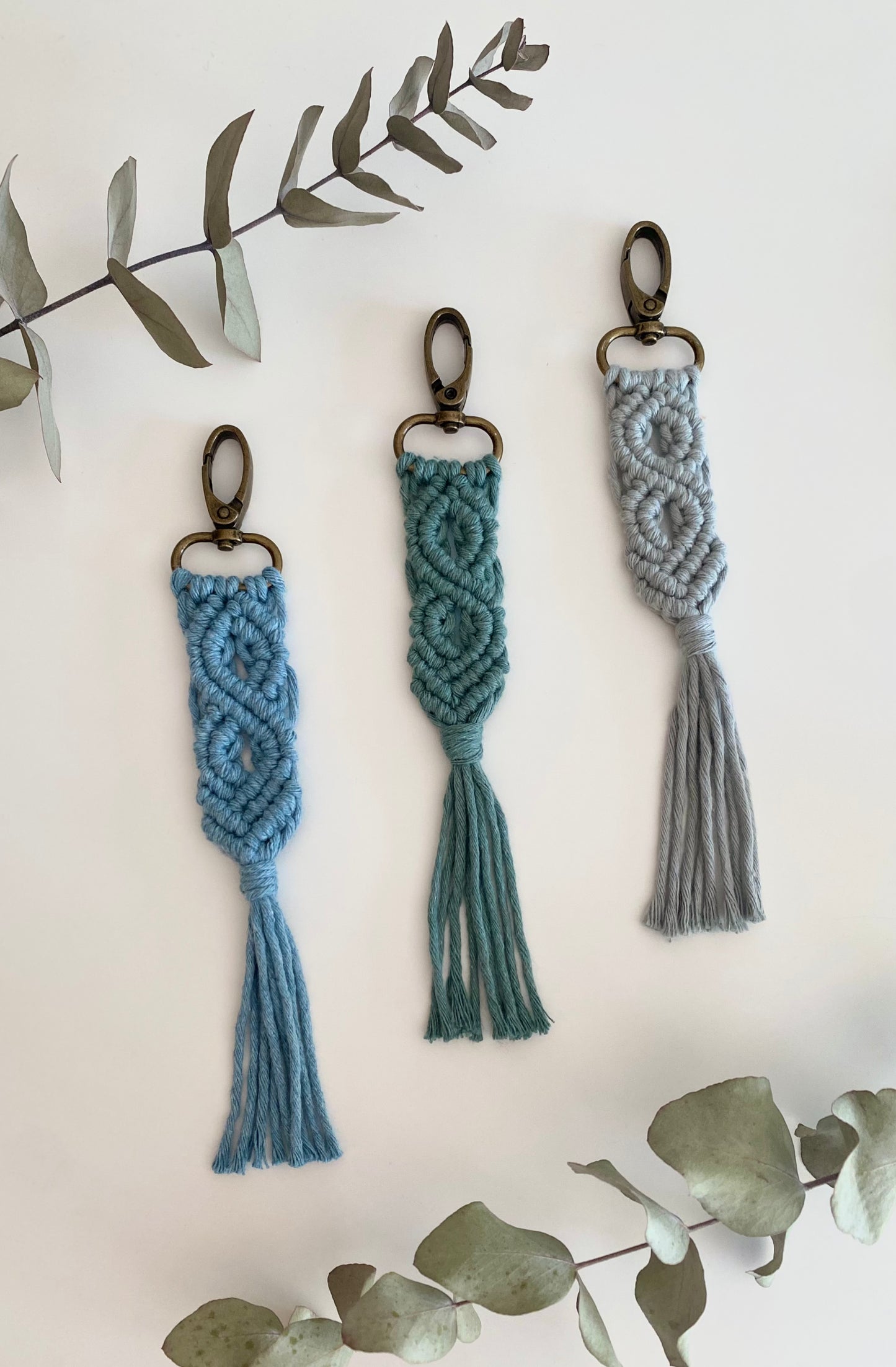 Llavero de Macramé Personalizado para Invitados | Detalle Artesanal para Bodas, Bautizos y Comuniones