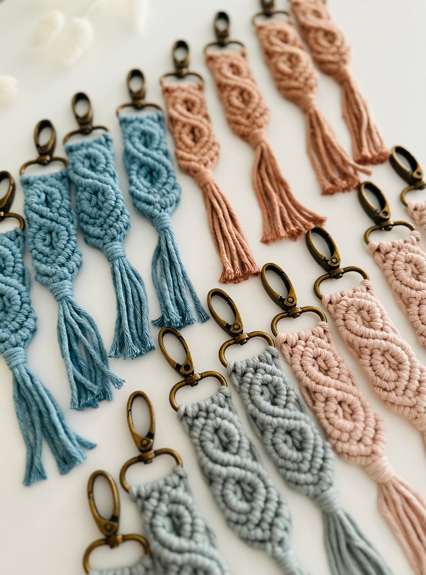 Llavero de Macramé Personalizado para Invitados | Detalle Artesanal para Bodas, Bautizos y Comuniones