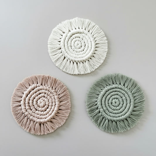 Posavasos de macramé con flecos hechos a mano en varios colores