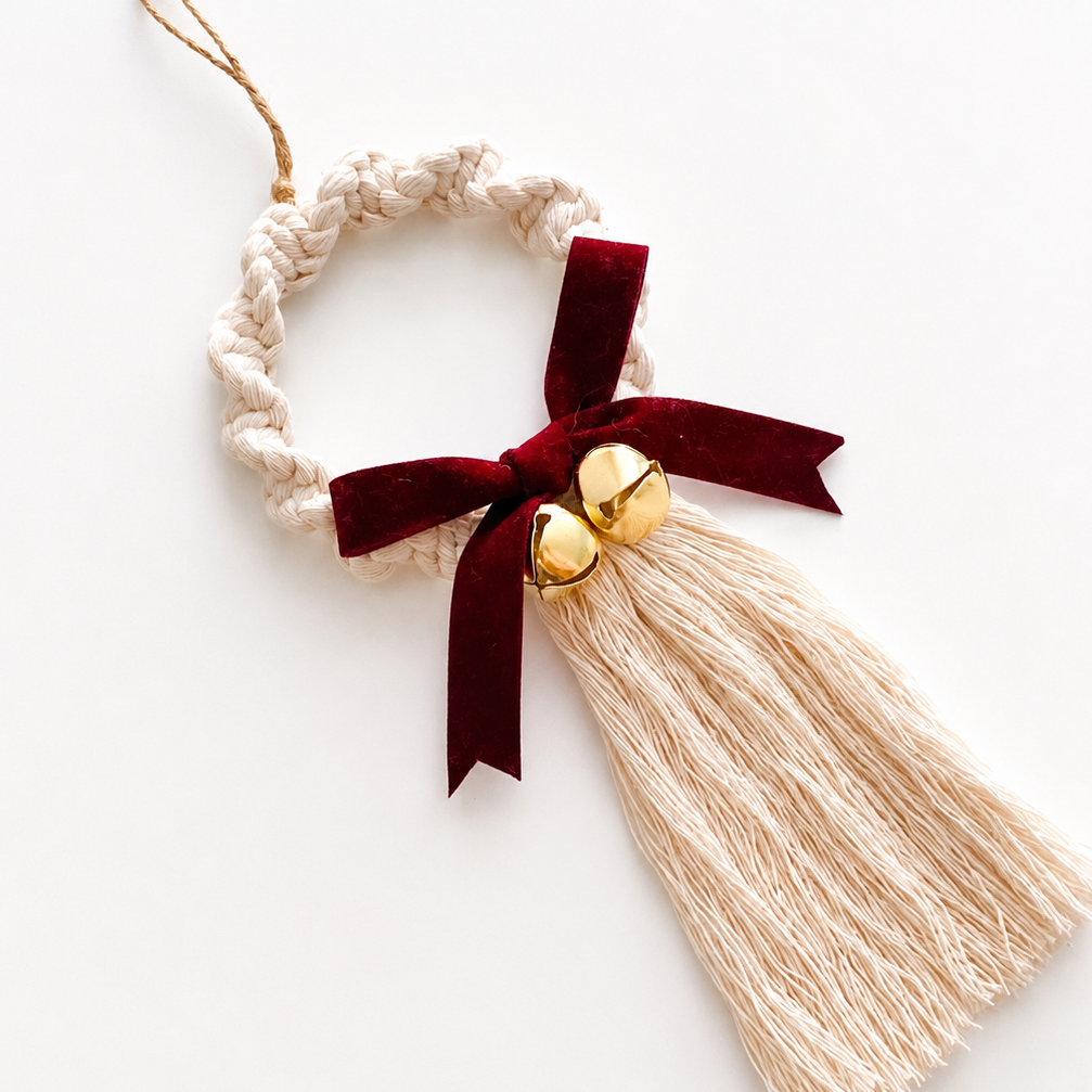 Adorno de Navidad de macramé con lazo burdeos y cascabeles dorados