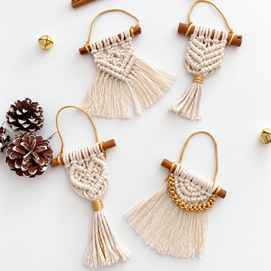 Cuatro adornos de Navidad de macramé con ramas de canela y detalles dorados
