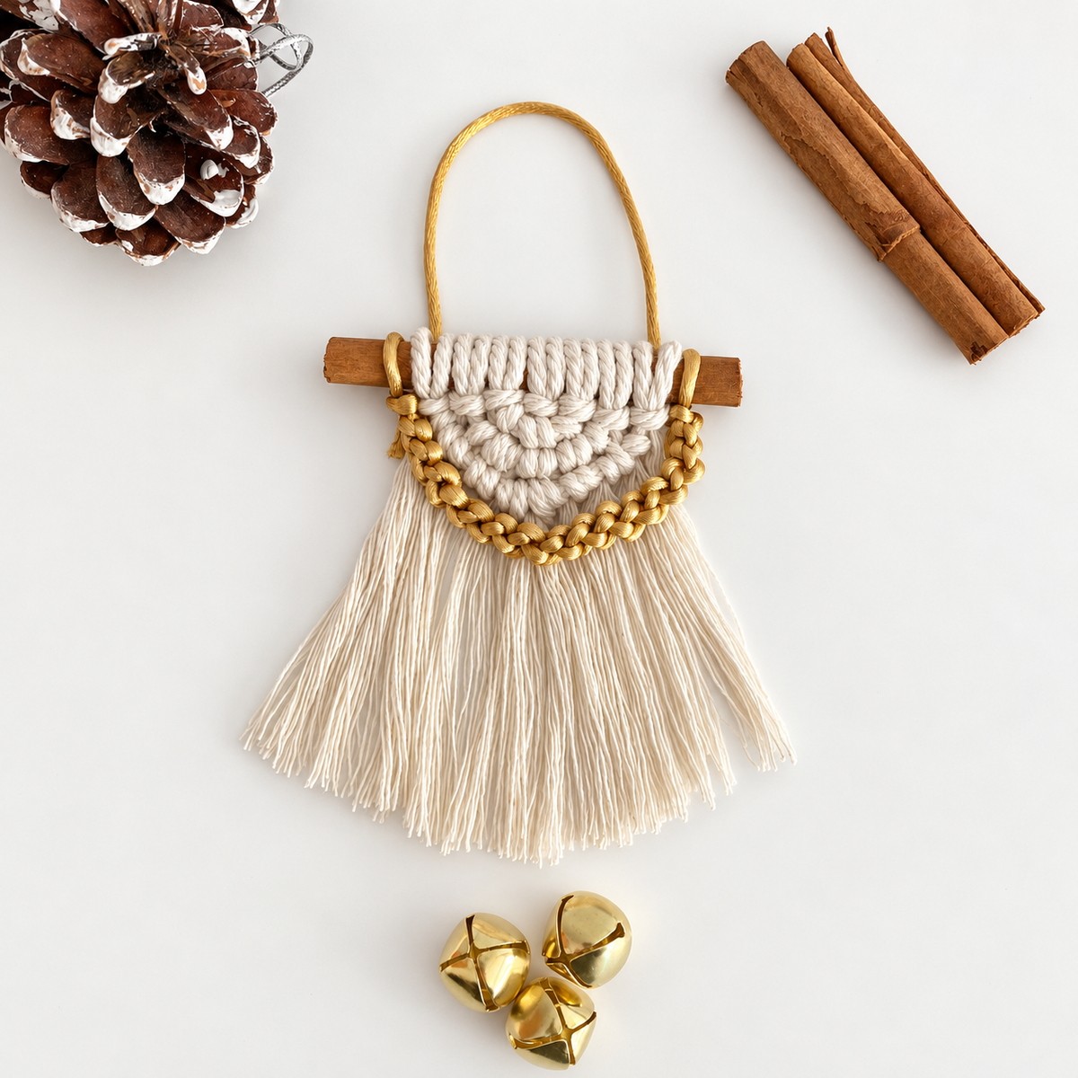 Adorno navideño de macramé con flecos, canela y detalle dorado