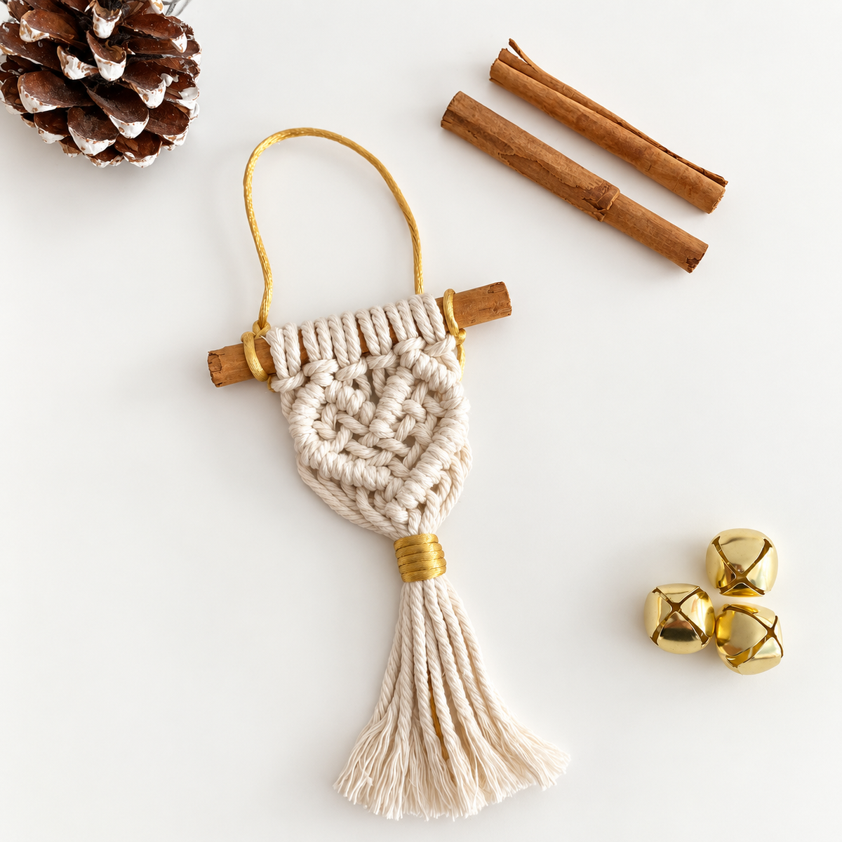 Adorno de Navidad de macramé con canela y borla, hecho a mano