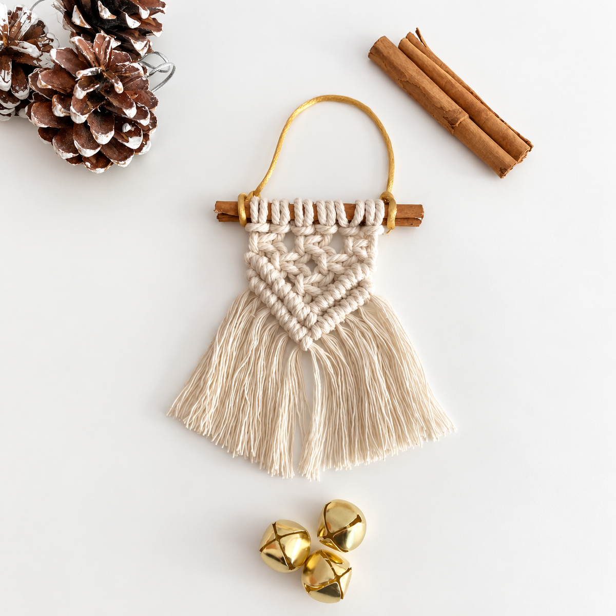 Adorno de Navidad de macramé con flecos y rama de canela natural