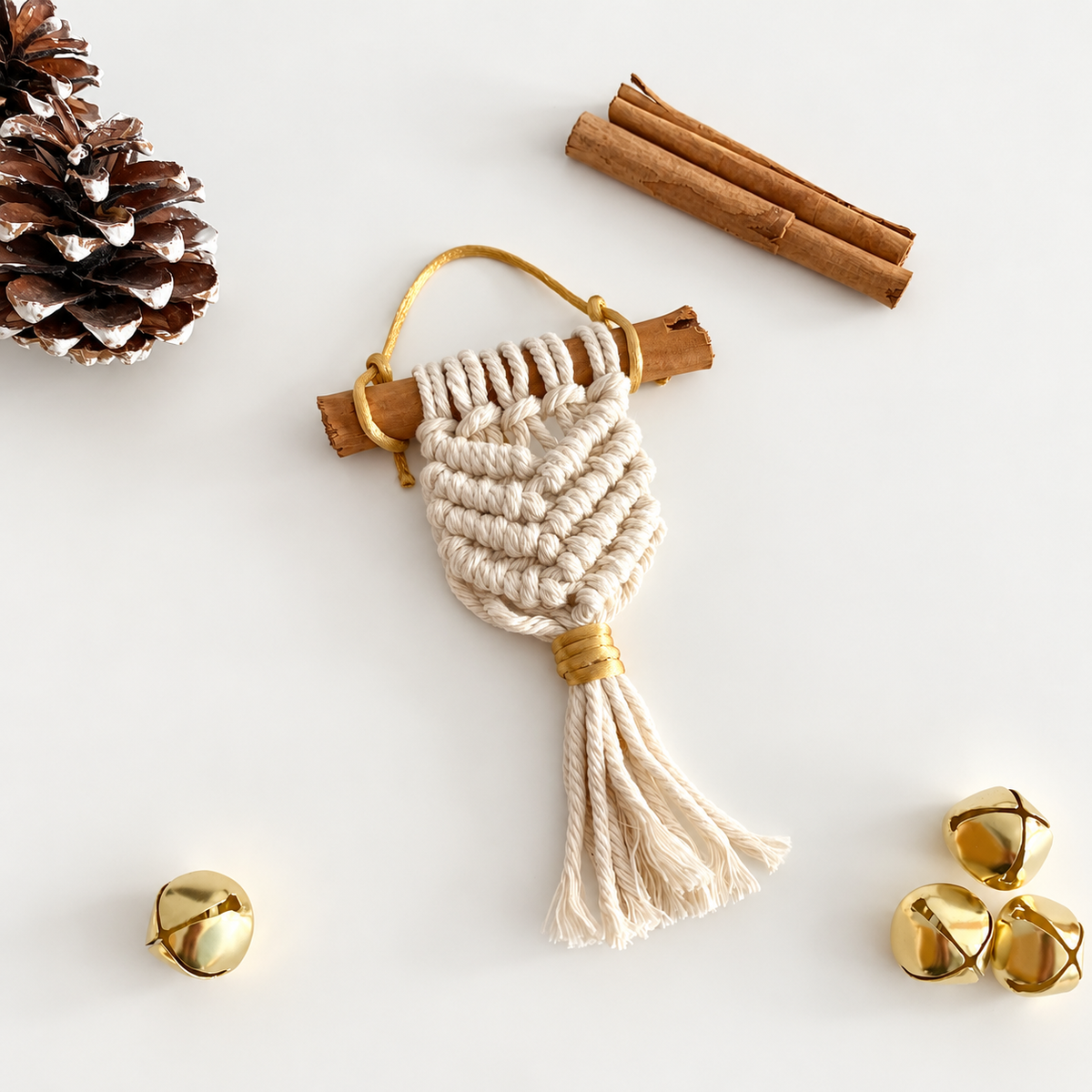 Adorno de macramé para árbol de Navidad con canela y detalle dorado