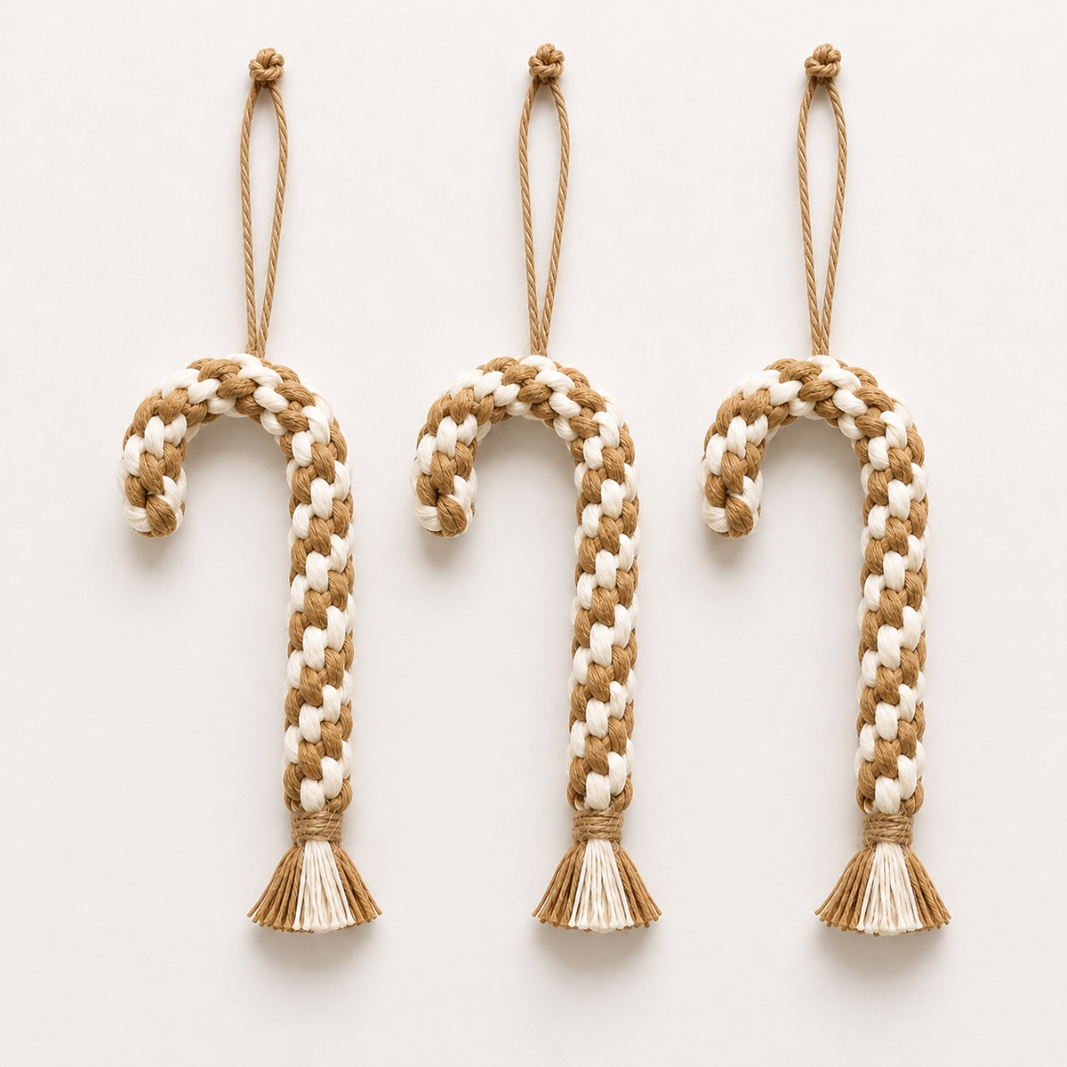 Bastones de Navidad de macramé camel y blanco natural