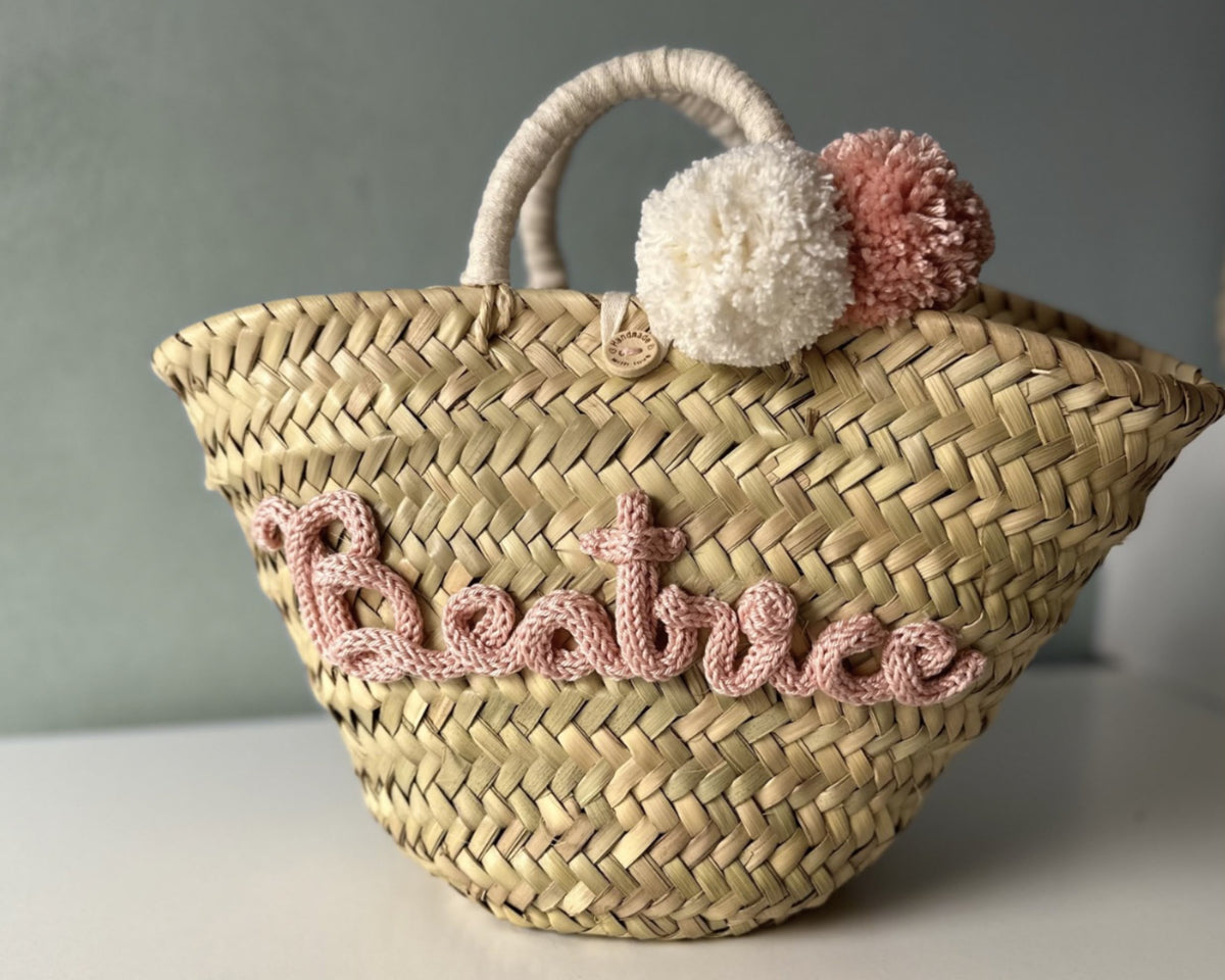 Capazo mini personalizado con nombre y pompones rosas