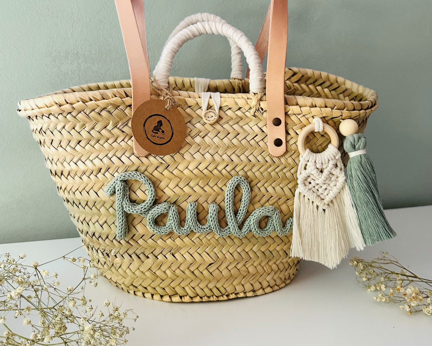 Capazo personalizado con nombre y pompones verde