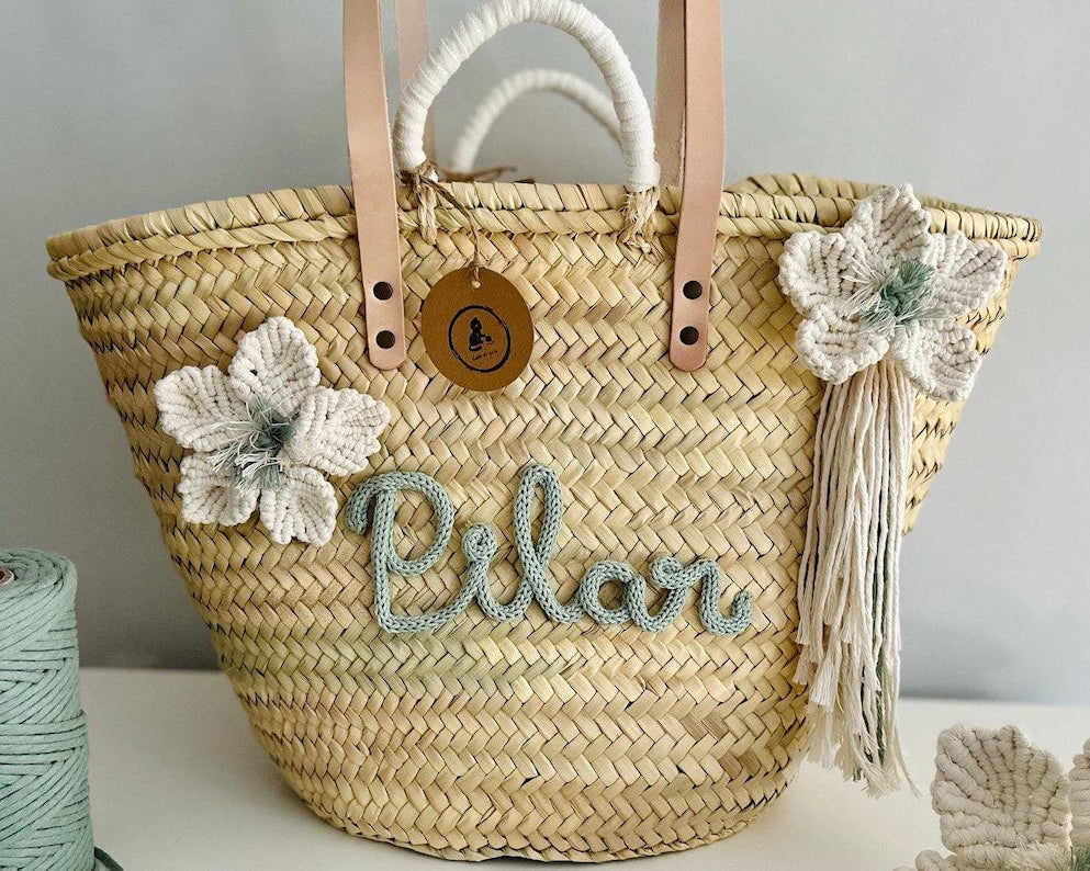 Bolso de playa de mimbre personalizado con crochet y flor de macramé