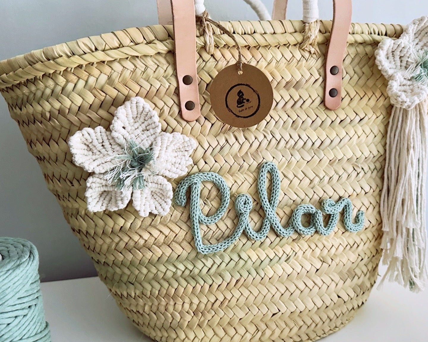 Bolso de playa de mimbre personalizado con crochet y flor de macramé
