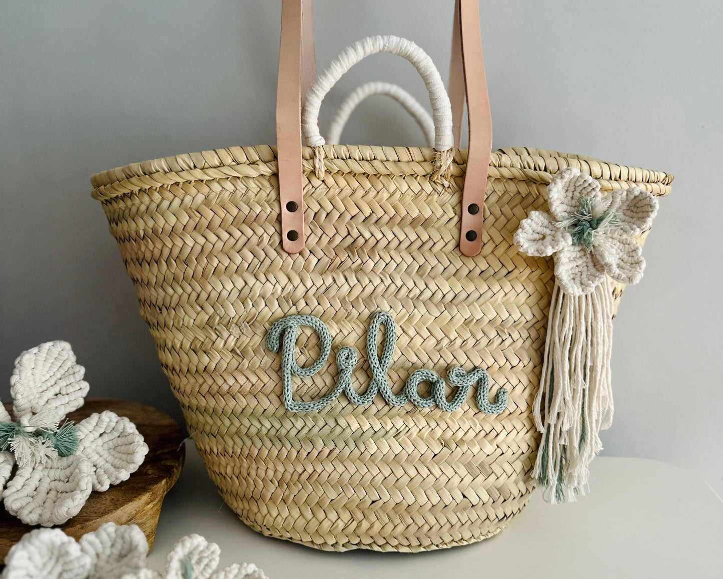 Bolso de playa de mimbre personalizado con crochet y flor de macramé
