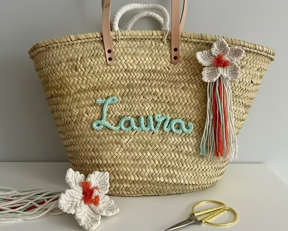 Bolso de playa de mimbre personalizado con crochet y flor de macramé