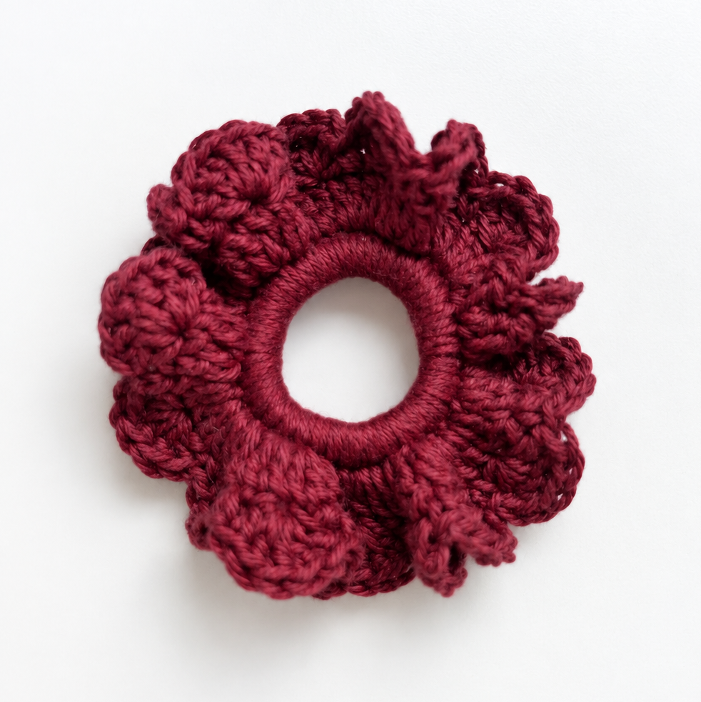 Coletero scrunchie de crochet burdeos para niña hecho a mano