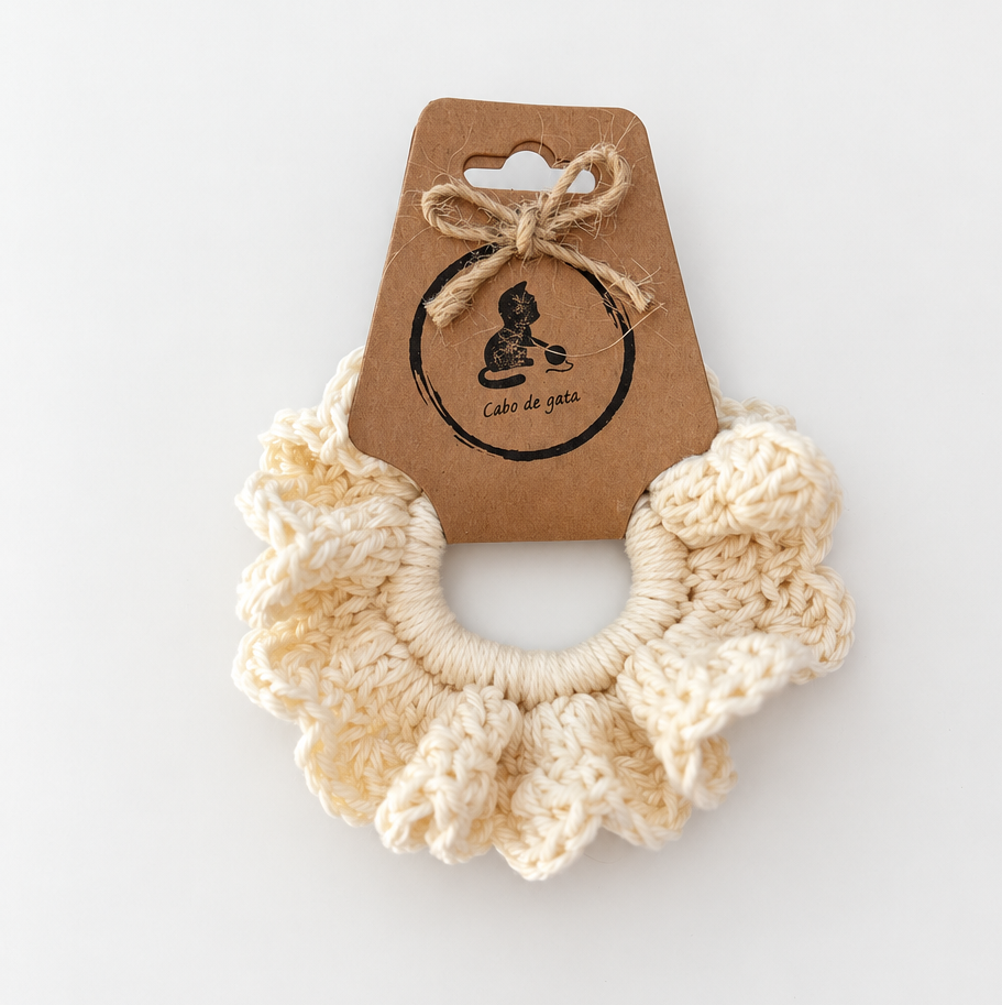 Coletero scrunchie de crochet color blanco natural con packaging artesanal
