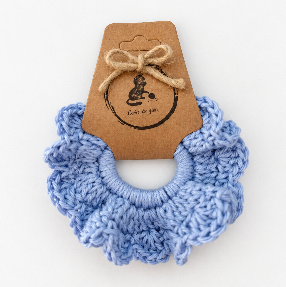 Coletero scrunchie de crochet azul para niña con etiqueta CabodegataShop