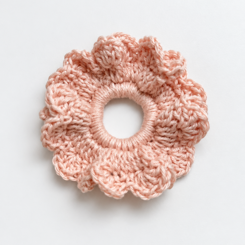 Coletero scrunchie de crochet rosa para niña hecho a mano