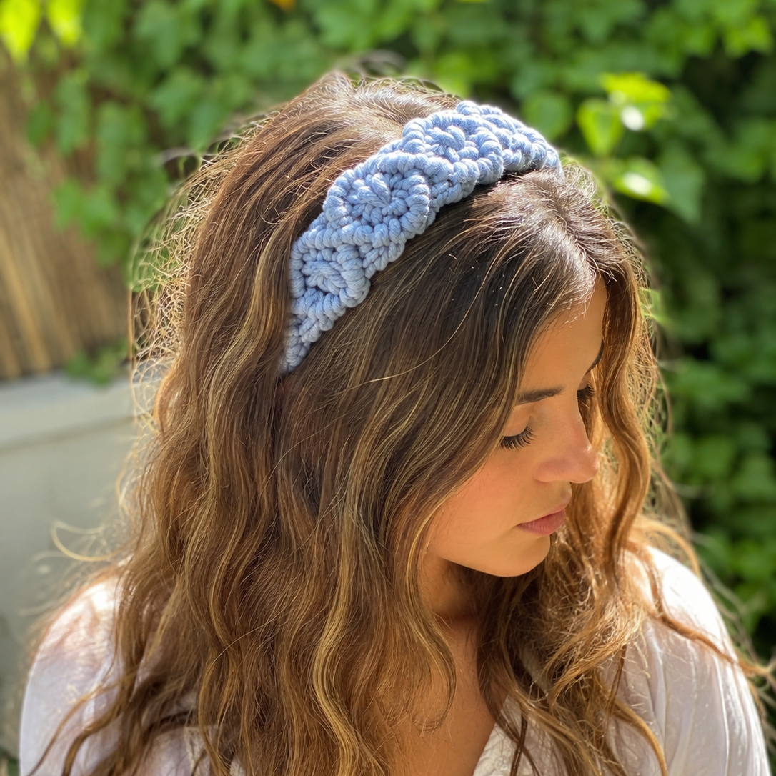 Diadema de macramé boho en peinado de mujer