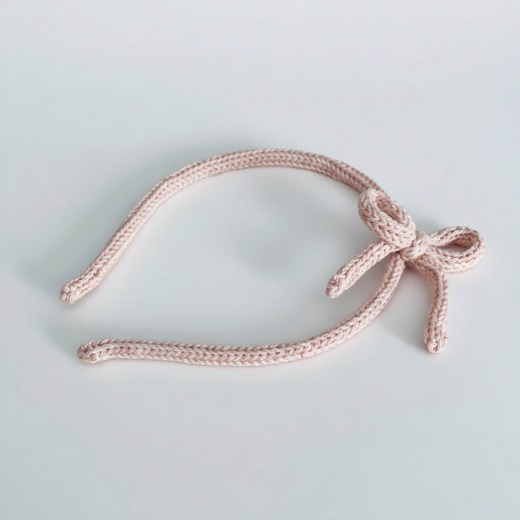 Diadema de crochet rosa con lazo vista completa