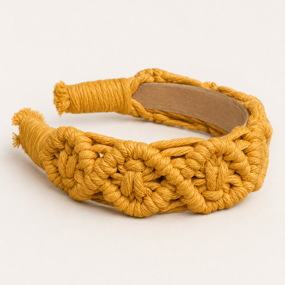 Diadema de macramé color camel hecha a mano