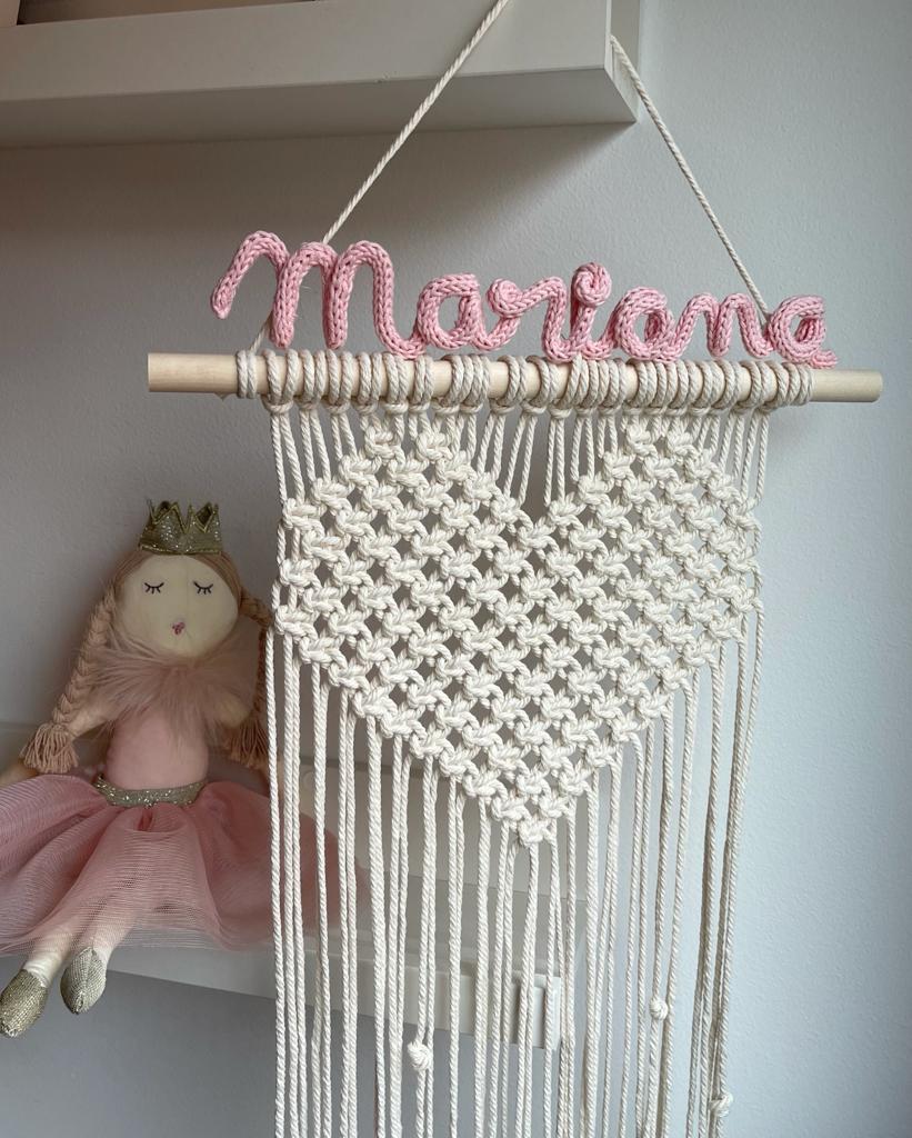 Tapiz decorativo pared corazón y estrella con nombre y macramé