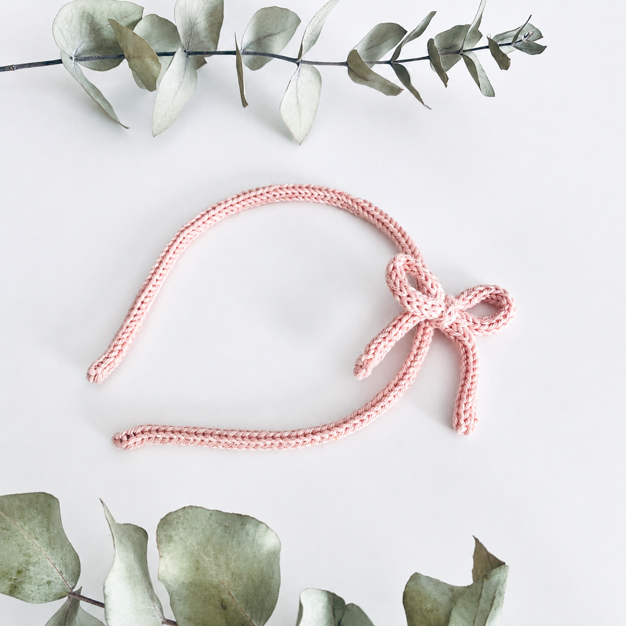 Diadema de crochet con lazo rosa para niña hecha a mano
