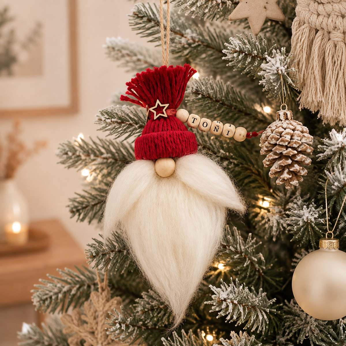 Gnomo personalizado decorando un árbol de Navidad estilo boho