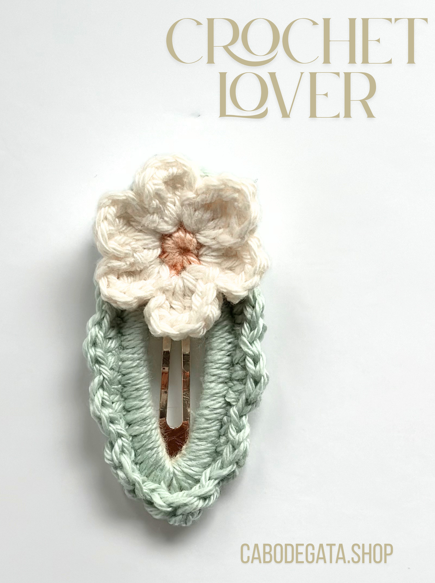 Horquilla de crochet verde con flor blanca hecha a mano