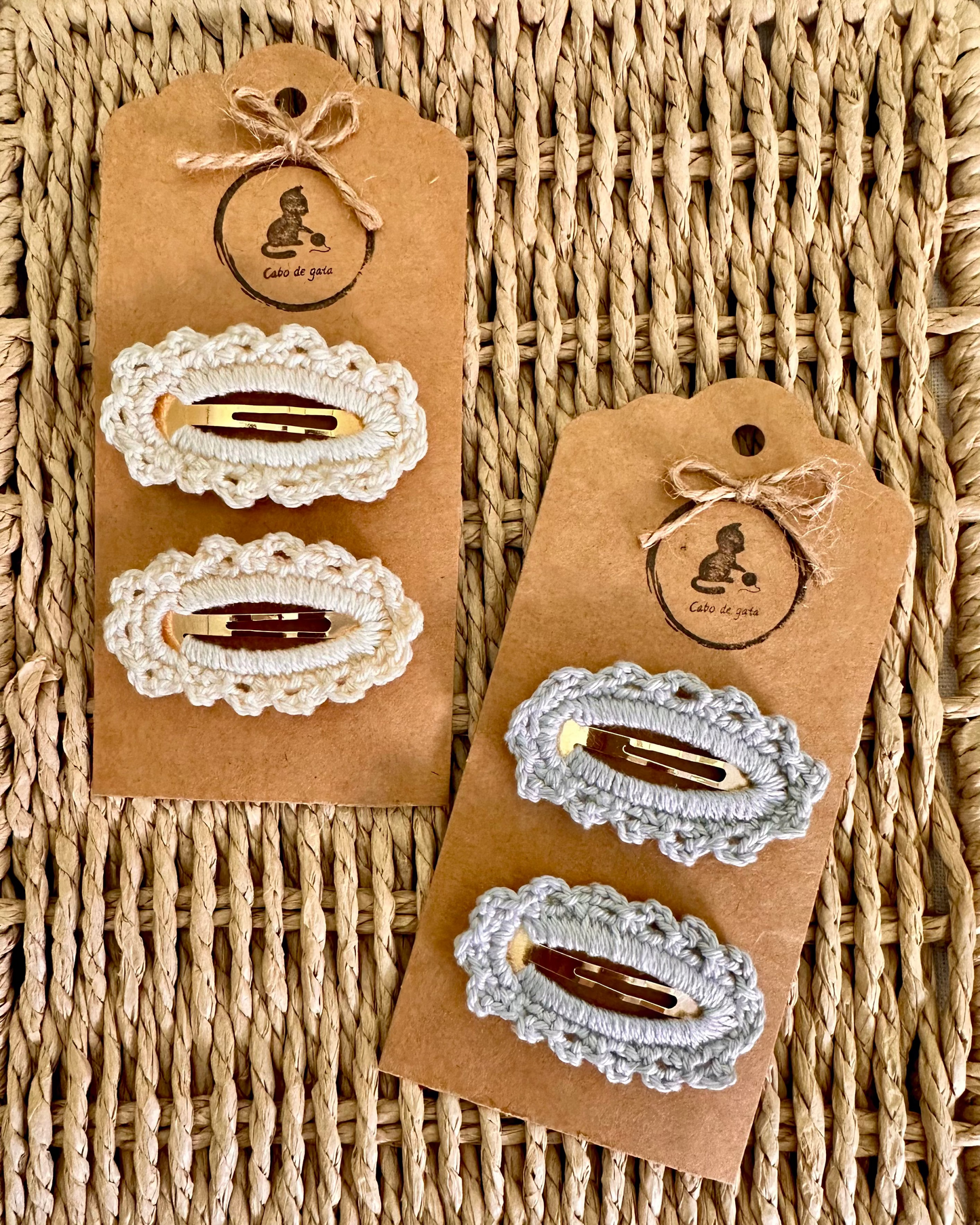 Dos pack de dos horquillas de crochet hechas a mano blanco y gris