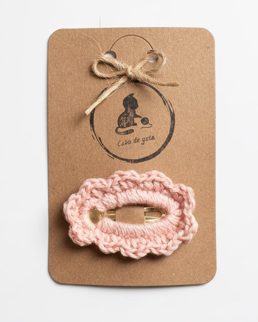 Pinza pelo niña de crochet hecha a mano