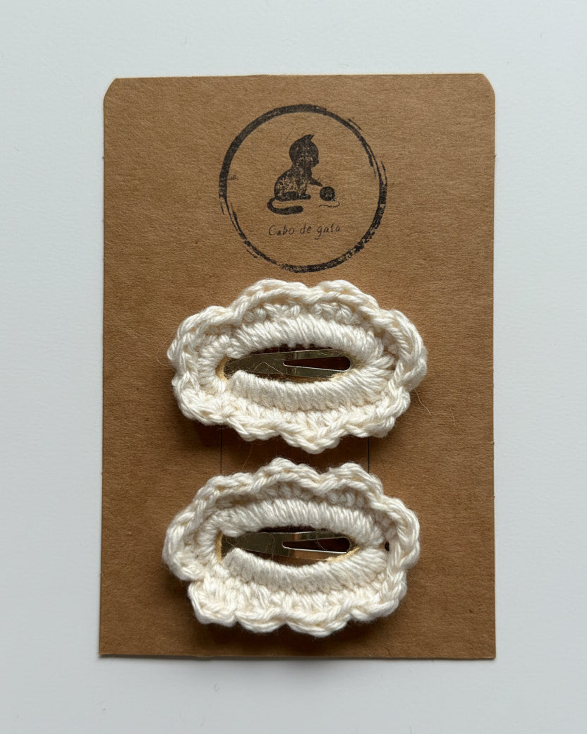 Pinza pelo niña de crochet hecha a mano