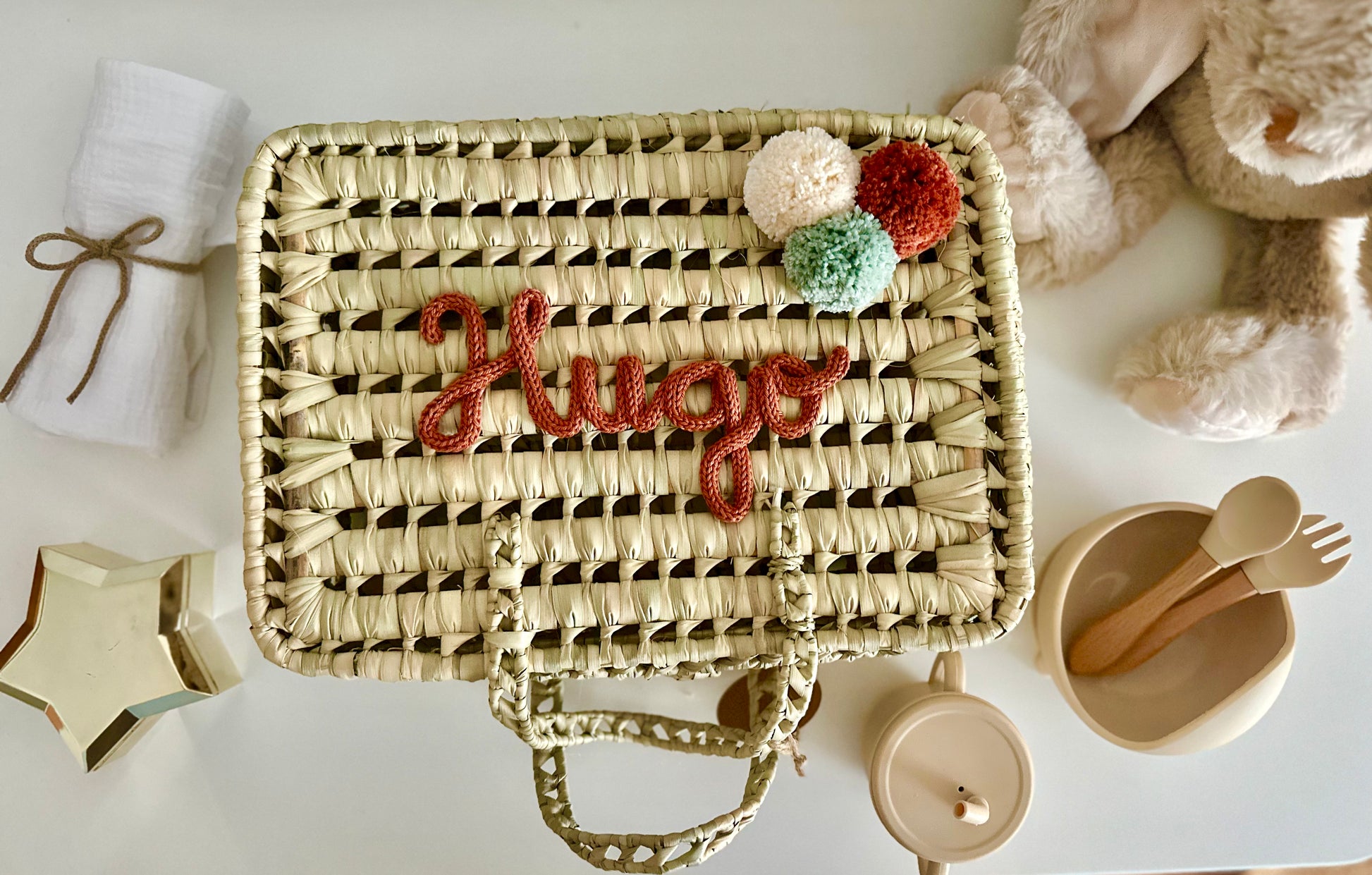 Maleta infantil personalizada con nombre Hugo y pompones