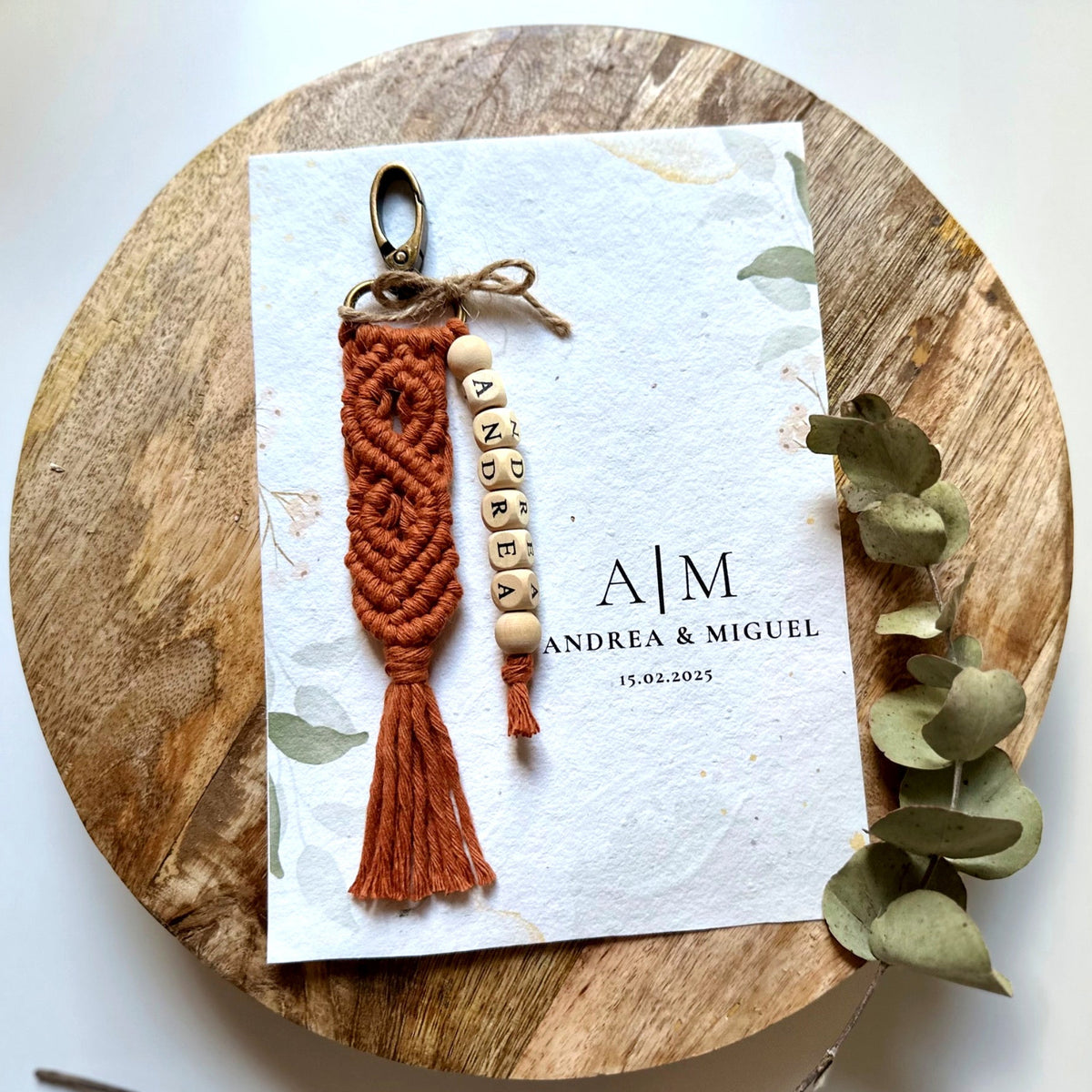 Llavero personalizado de macramé con tarjeta A5 para boda