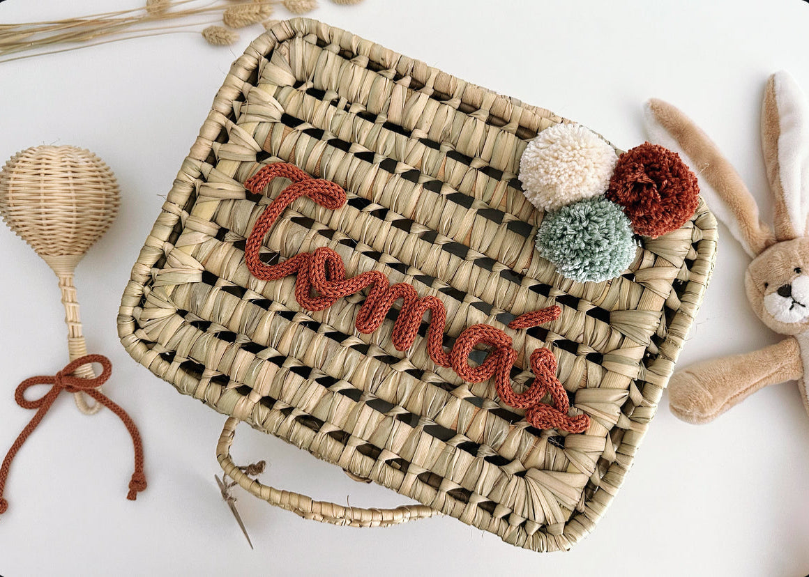 Maleta infantil personalizada con nombre. Regalo artesanal bebé personalizado.
