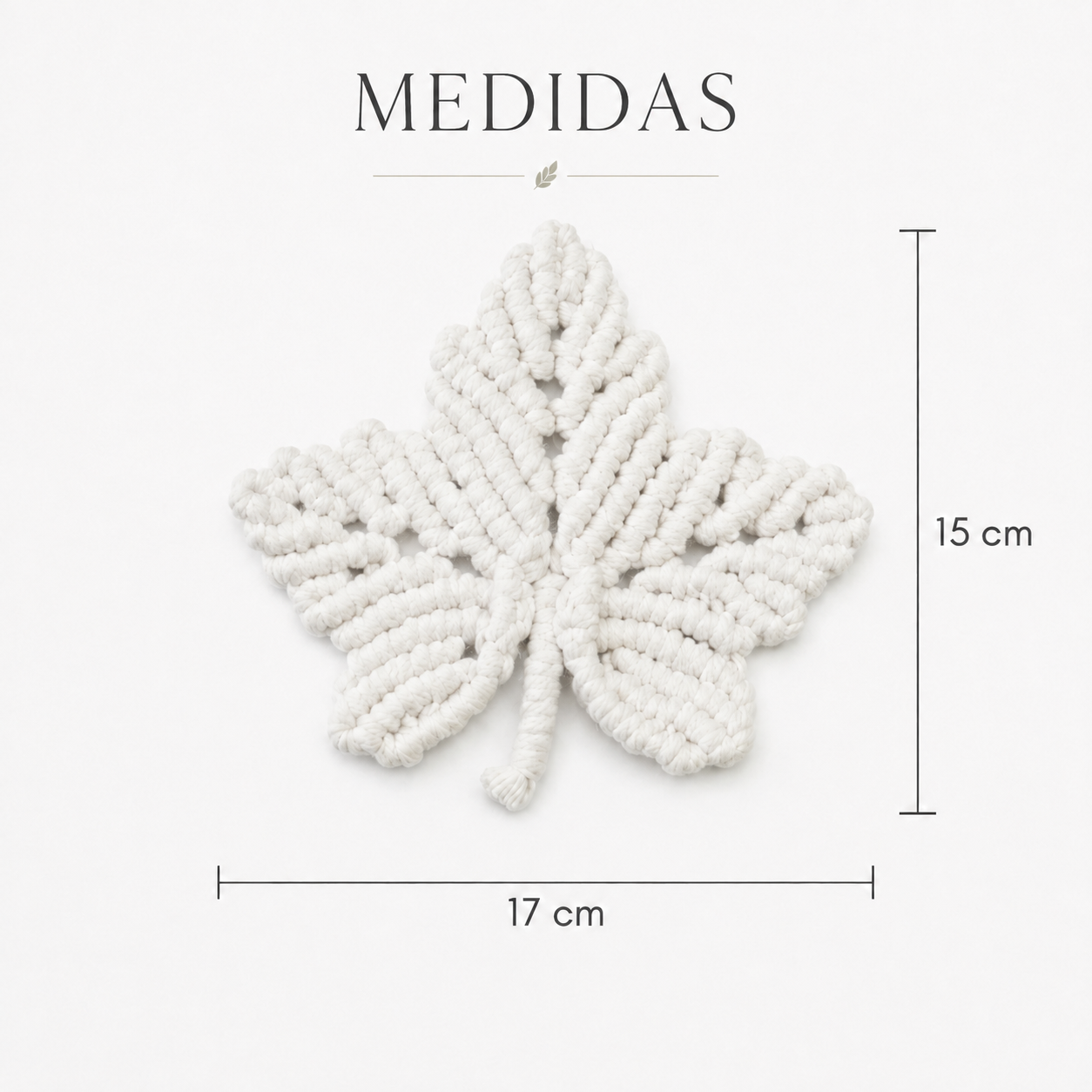 Posavasos de macramé en forma de hoja de arce blanca con medidas 17 x 15 cm sobre fondo claro