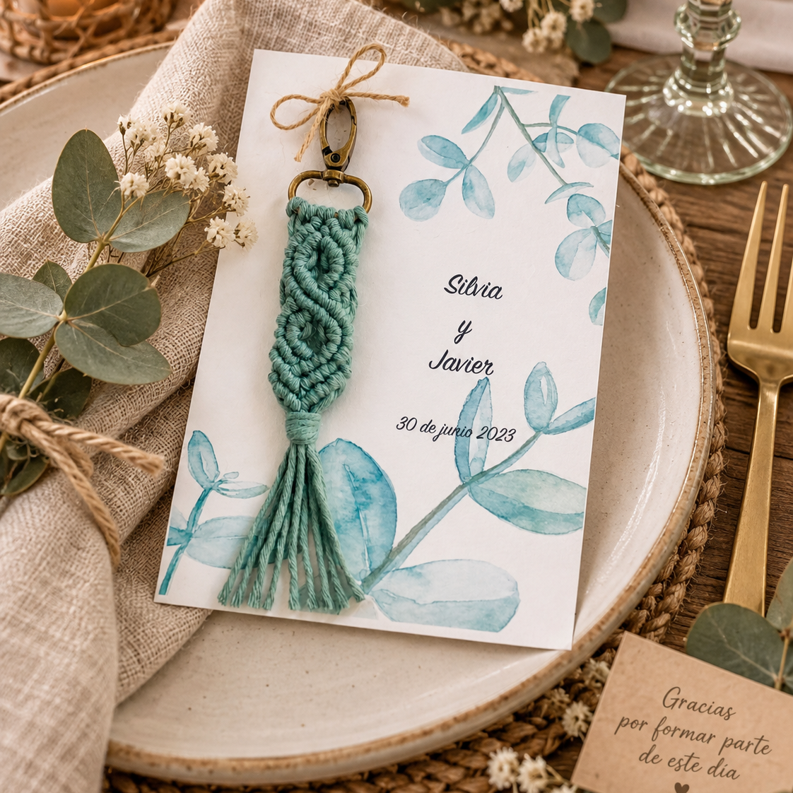 Llavero de macramé verde con tarjeta personalizada sobre plato en boda rústica boho