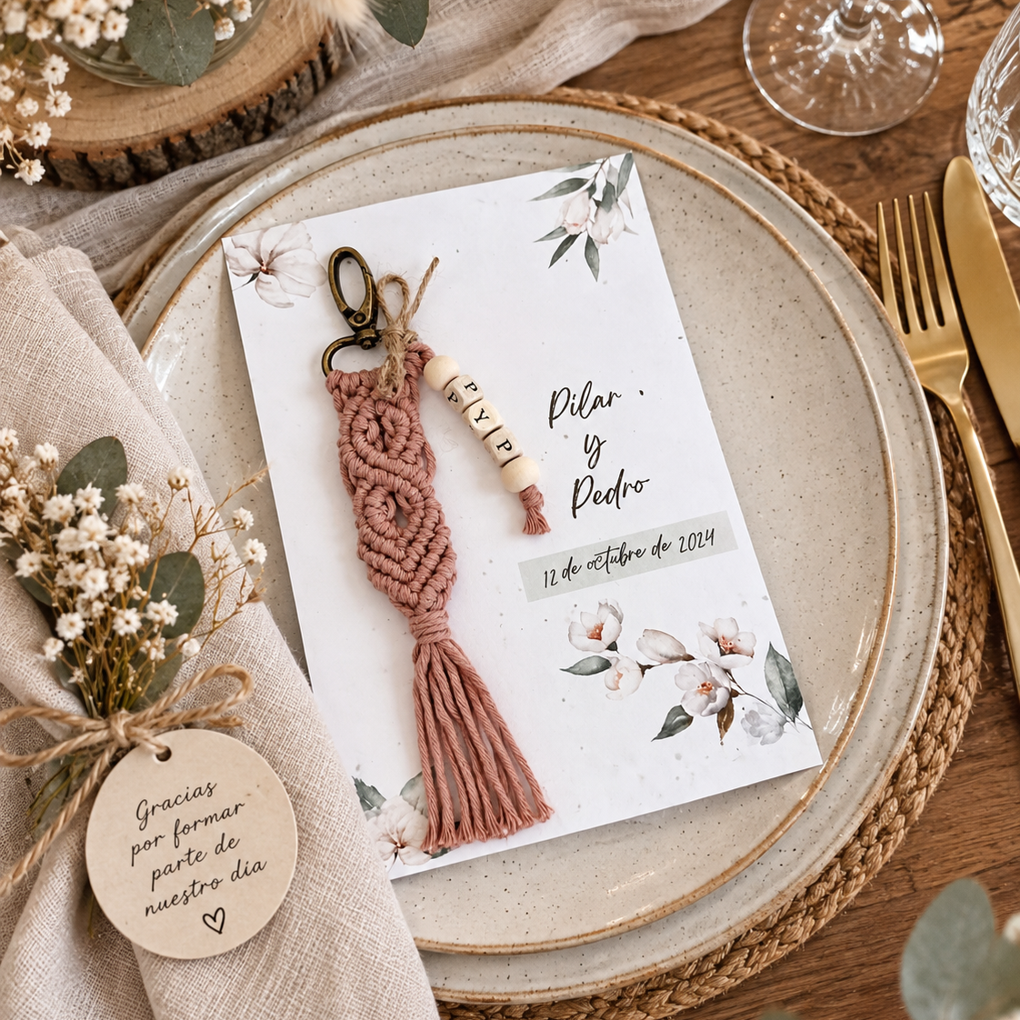 Llavero de macramé rosa personalizado con tarjeta A5 en mesa de boda boho rústica